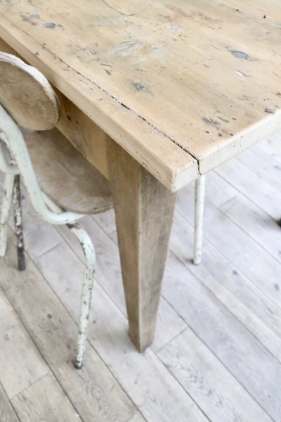 table (coin recollé)