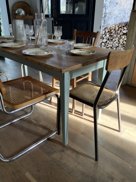 Table piétement vert 