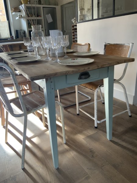 Table piétement vert 