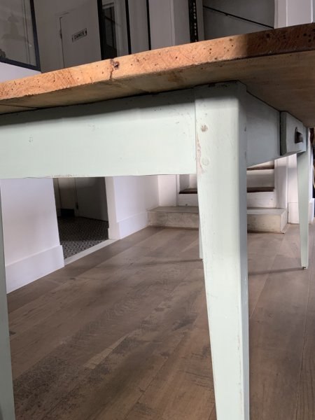 Table piétement vert 