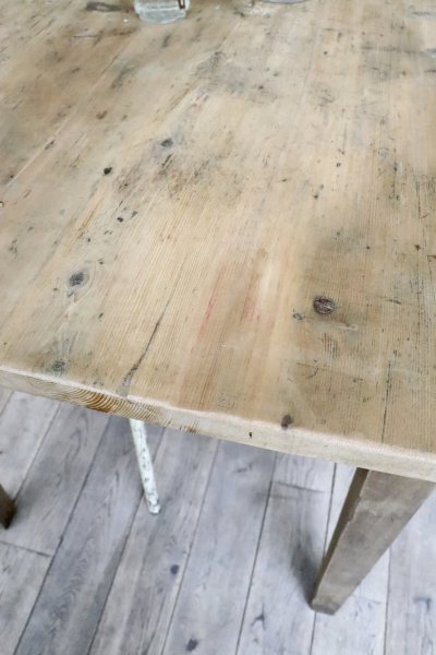 table (trace d'ancienne teinture)